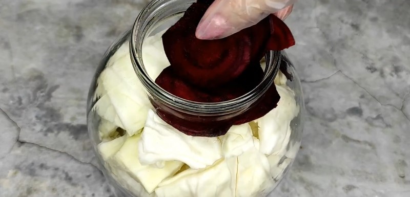 Маринована капуста з буряком. Капуста швидкого приготування