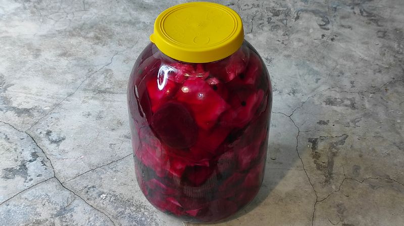 Маринована капуста з буряком. Капуста швидкого приготування