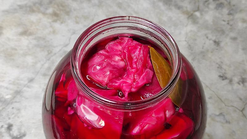 Маринована капуста з буряком. Капуста швидкого приготування