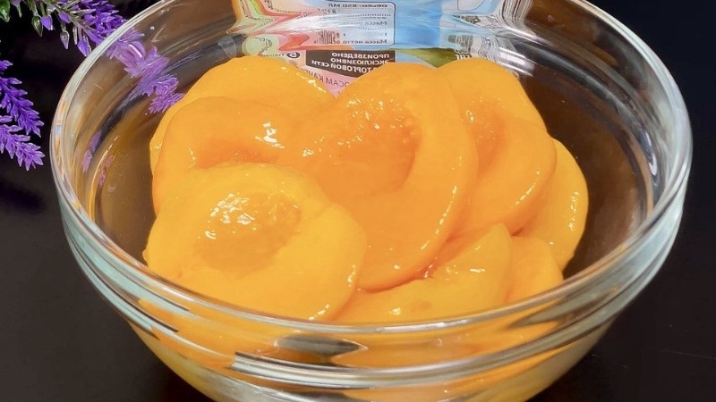 Пиріг з консервованими персиками - ніжність у смаку, простота у приготуванні
