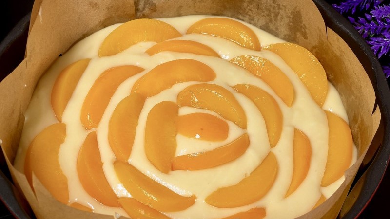 Пиріг з консервованими персиками - ніжність у смаку, простота у приготуванні