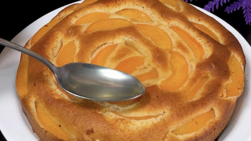 Пиріг з консервованими персиками - ніжність у смаку, простота у приготуванні