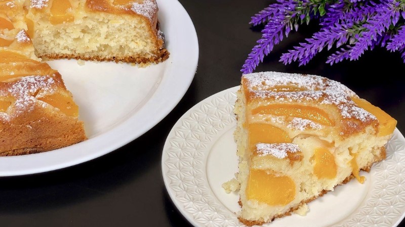 Приготування пирога з персиками