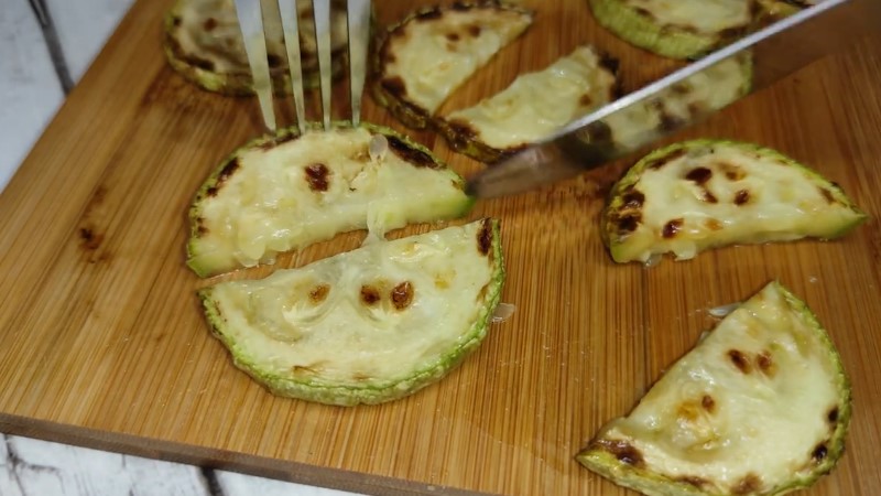 Дивовижний салат зі смаженими кабачками та помідорами