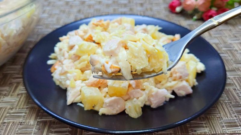 Салат з ананасами та куркою