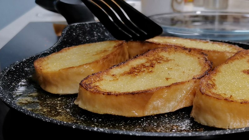 Краще за старий перевірений батон немає. Такі сніданки та перекуси з нього готую