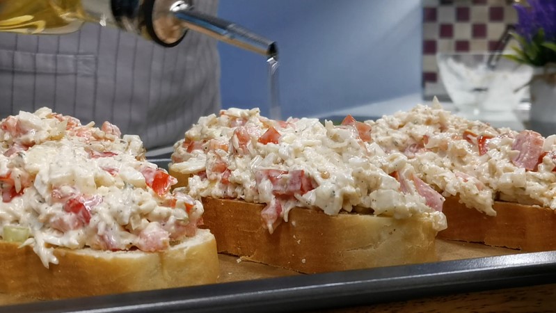 Краще за старий перевірений батон немає. Такі сніданки та перекуси з нього готую