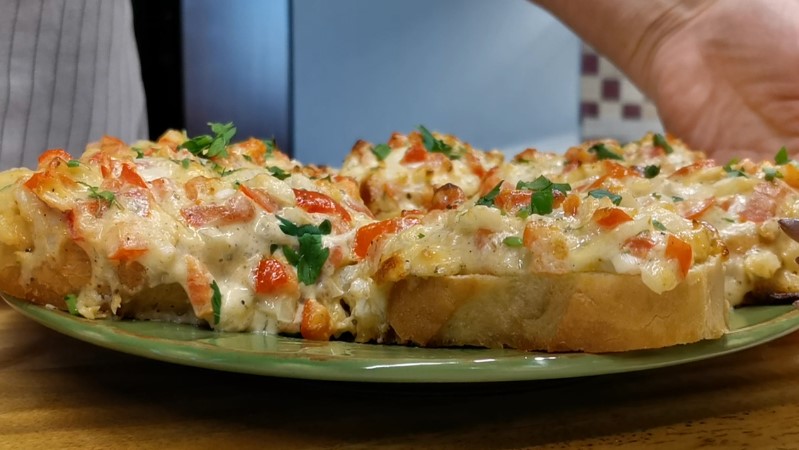 Краще за старий перевірений батон немає. Такі сніданки та перекуси з нього готую