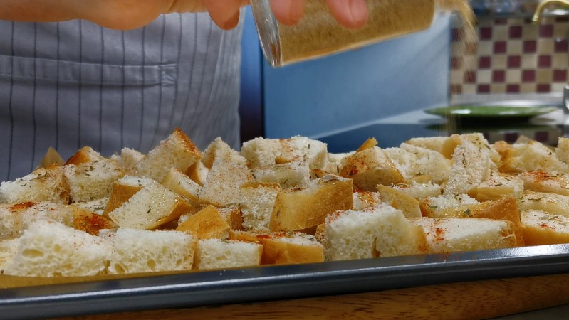 Краще за старий перевірений батон немає. Такі сніданки та перекуси з нього готую