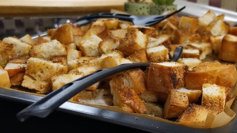 Краще за старий перевірений батон немає. Такі сніданки та перекуси з нього готую