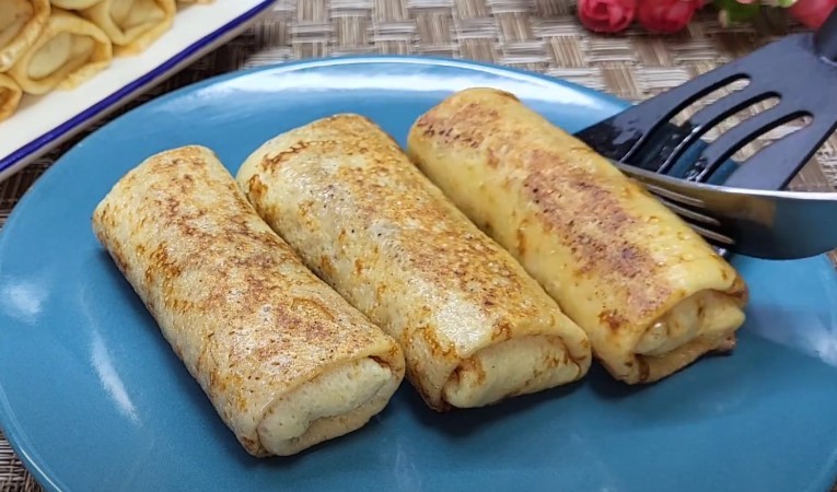 Рецепт млинців з м'ясною начинкою. Готую відразу багато і на сніданок, і на перекус