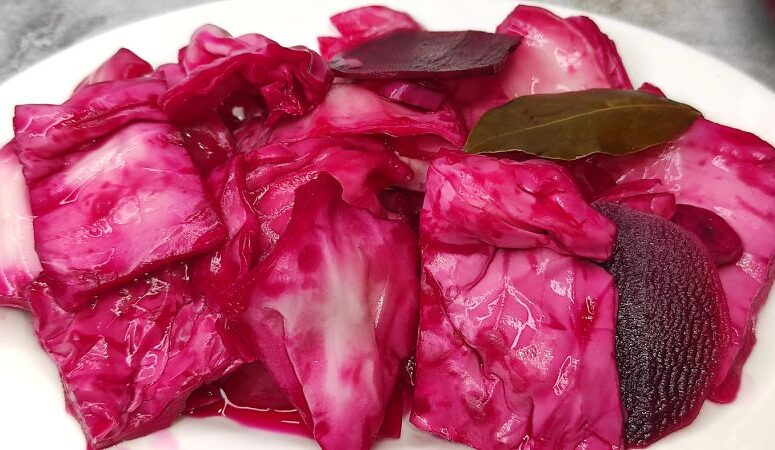 Маринована капуста з буряком