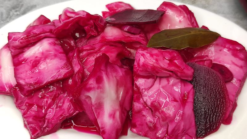 Маринована капуста з буряком