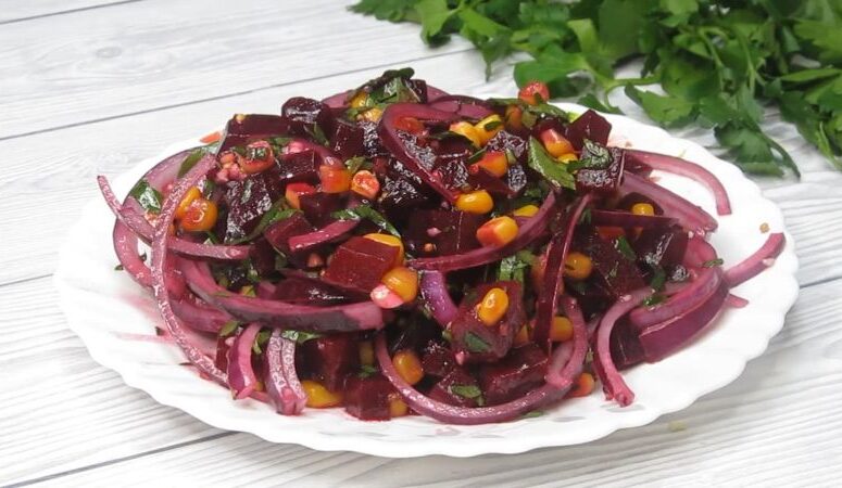 Приготування салату з буряка та кукурудзи