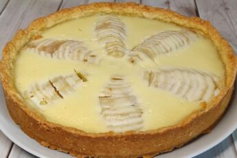 Пиріг із грушою в сметанній заливці