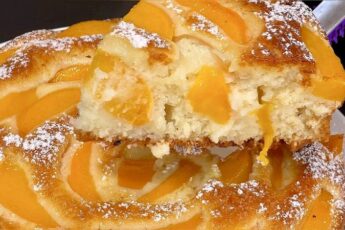 Пиріг з консервованими персиками