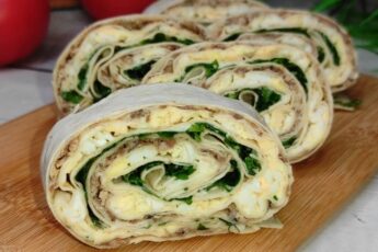 Рулет із лаваша із сайрою, яйцем та петрушкою