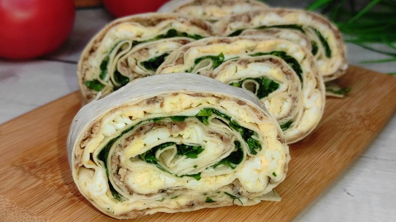 Рулет із лаваша із сайрою, яйцем та петрушкою