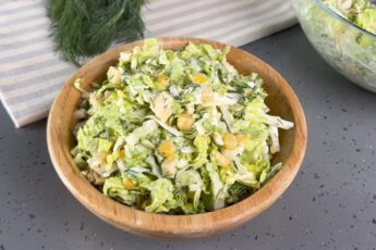 Салат з пекінської капусти з сиром та кукурудзою