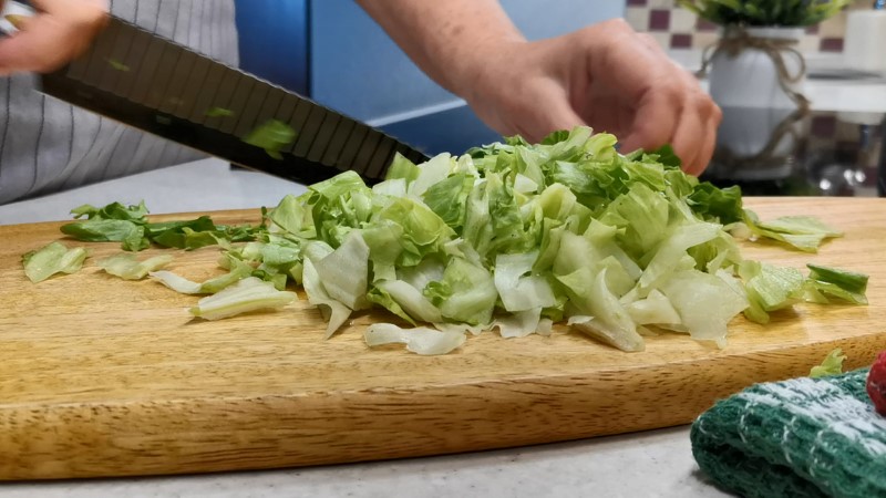 Цей салат готую у будь-який сезон хоч на святковий стіл, хоч на вечерю