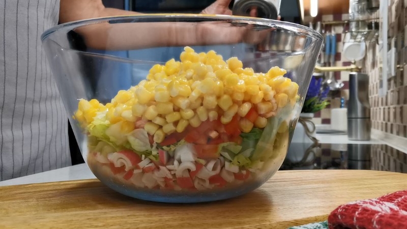 Цей салат готую у будь-який сезон хоч на святковий стіл, хоч на вечерю