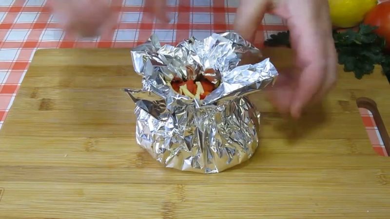 Завжди рятує, коли треба смачно нагодувати. Все склала і в духовку