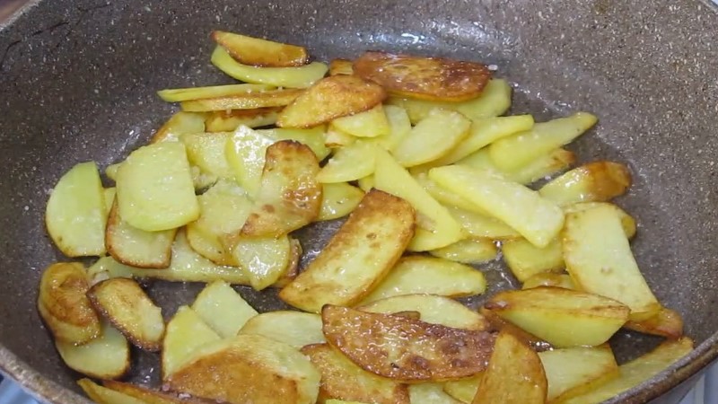 Найнародніший рецепт. Картопля рум'яна, під вилкою хрумтить