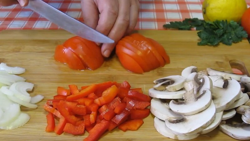 Завжди рятує, коли треба смачно нагодувати. Все склала і в духовку