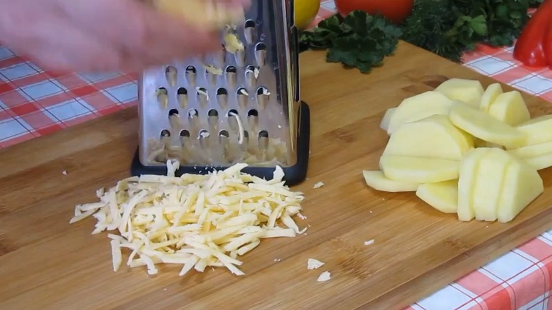 Завжди рятує, коли треба смачно нагодувати. Все склала і в духовку