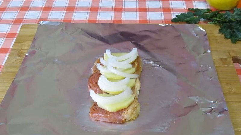 Завжди рятує, коли треба смачно нагодувати. Все склала і в духовку