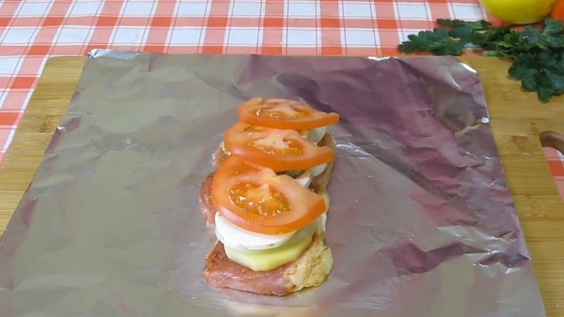 Завжди рятує, коли треба смачно нагодувати. Все склала і в духовку