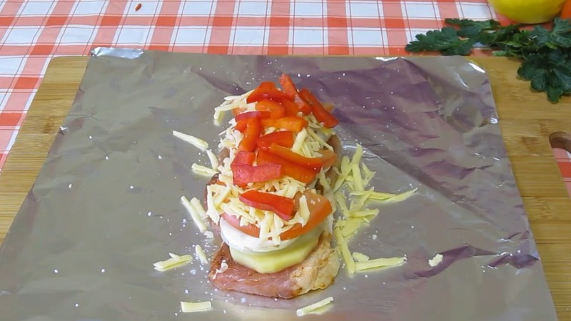 Завжди рятує, коли треба смачно нагодувати. Все склала і в духовку