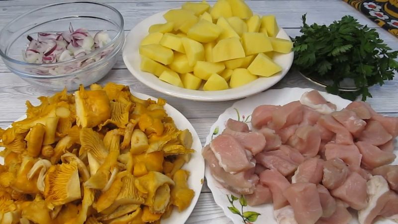 Поєднання в цій страві найкраще з найкращих. М'ясо, картопля і гриби