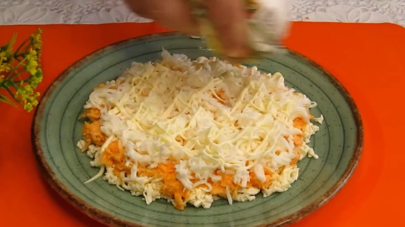 Цей салат на святі першим зник, бо легкий та ніжний