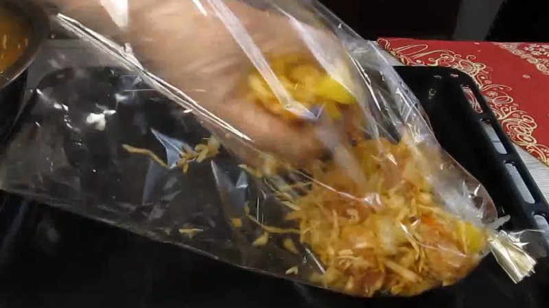 Приготування вечері в рукаві. Нарізала, додала спецій і в духовку