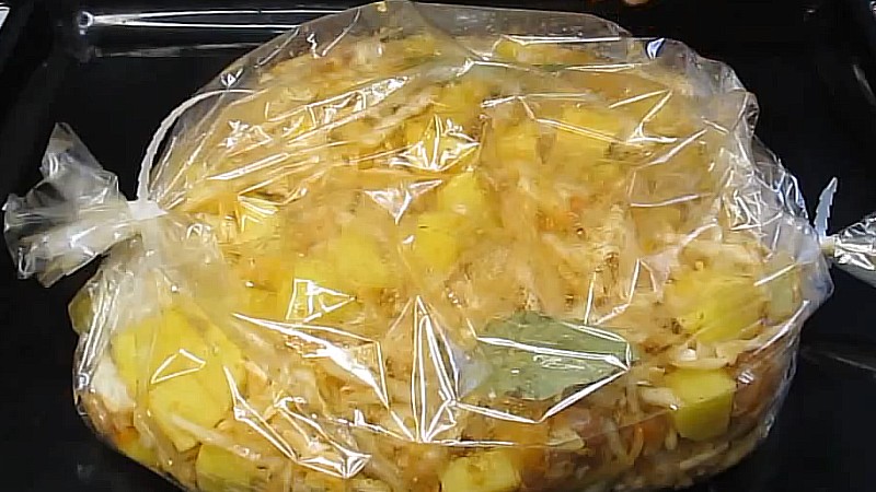 Приготування вечері в рукаві