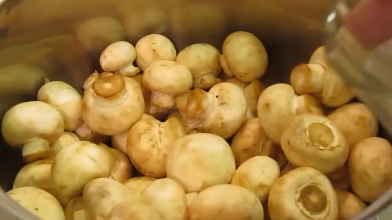 Мариную печериці у власному соку. Пора приготувати найдивовижнішу закуску на свято