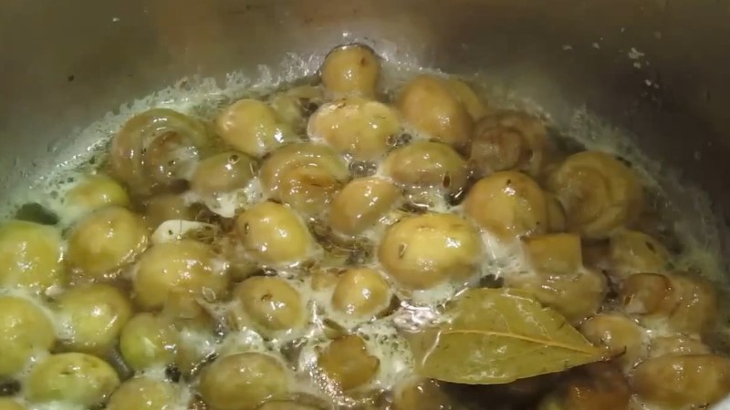 Мариную печериці у власному соку. Пора приготувати найдивовижнішу закуску на свято