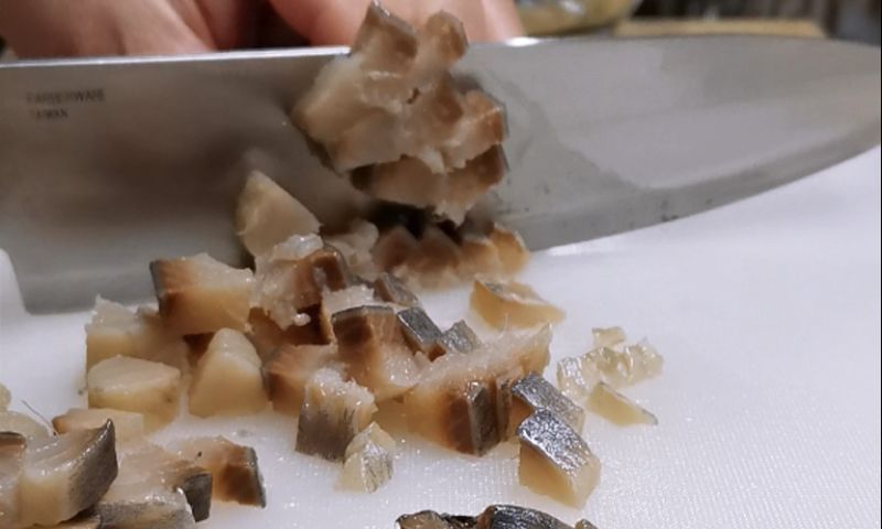 Салат з оселедцем та авокадо. Спочатку всі дивуються, а потім нахвалюють та просять рецепт