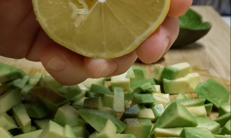 Салат з оселедцем та авокадо. Спочатку всі дивуються, а потім нахвалюють та просять рецепт