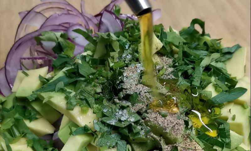 Салат з оселедцем та авокадо. Спочатку всі дивуються, а потім нахвалюють та просять рецепт