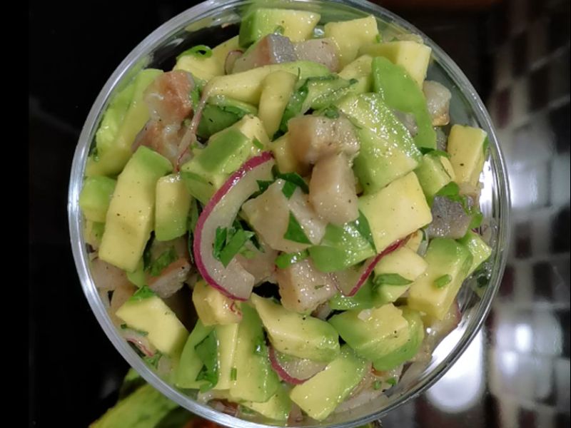 Салат з оселедцем та авокадо. Спочатку всі дивуються, а потім нахвалюють та просять рецепт