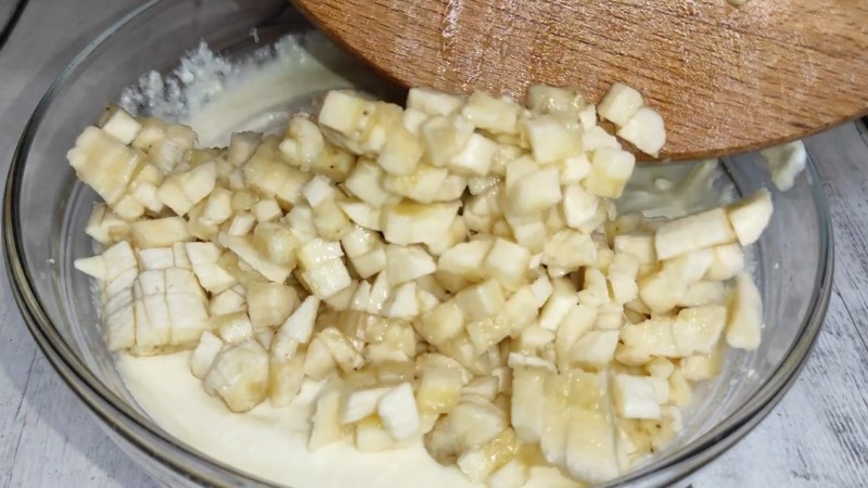 Ніжний рулет із лаваша з сиром та бананам