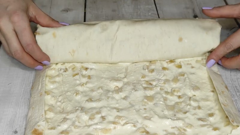 Ніжний рулет із лаваша з сиром та бананам