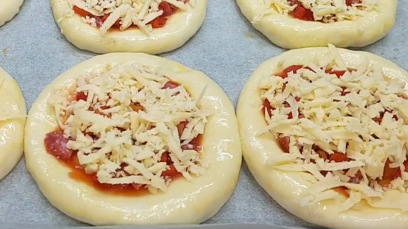 Найсмачніша міні - піца в духовці. Дуже смачно і зручно