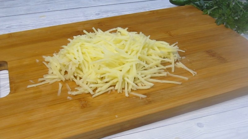 На будь-яке свято, у будній день, такий салат зайвим ніколи не буде