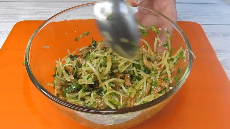 На будь-яке свято, у будній день, такий салат зайвим ніколи не буде