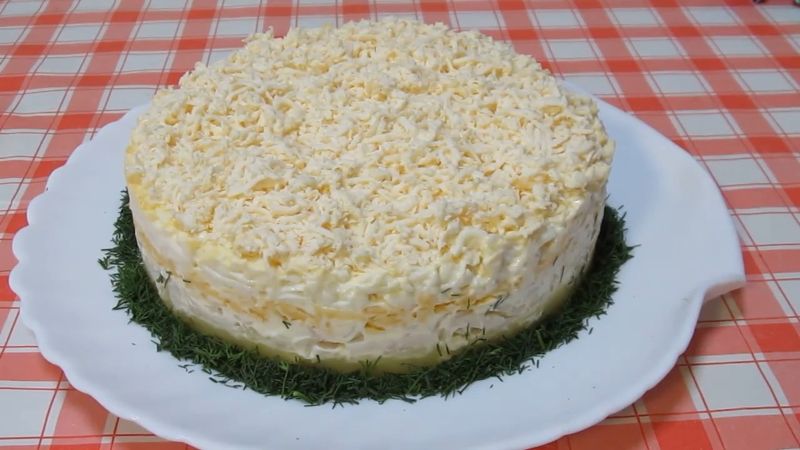 Приготування салату з кальмарами