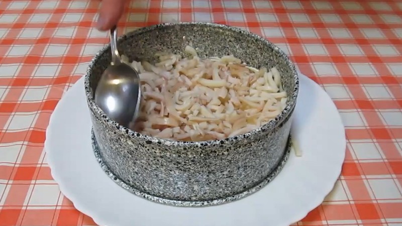 Салат з кальмарами на будь-яке свято. Елегантна закуска