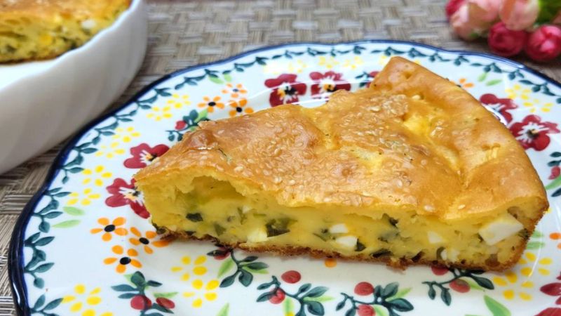 Змішую яйця, сир та зелену цибулю і готую пиріг